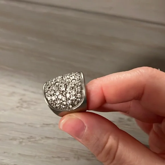Sterling silver ring with sparkling stones. Size 6 1/2-7 - Picture 3 of 3